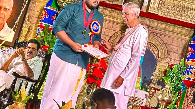 கம்பன் விழாவில் தங்கப்பதக்கம் பெற்ற மட்டக்களப்பைச் சேர்ந்த ஆசிரியர்