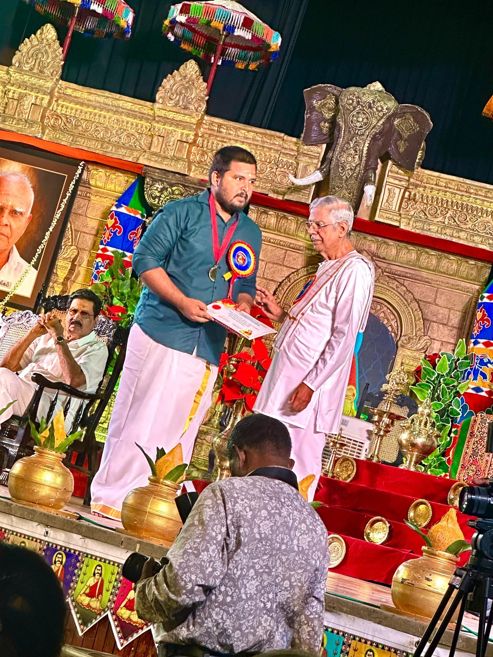 கம்பன் விழாவில் தங்கப்பதக்கம் பெற்ற மட்டக்களப்பைச் சேர்ந்த ஆசிரியர்
