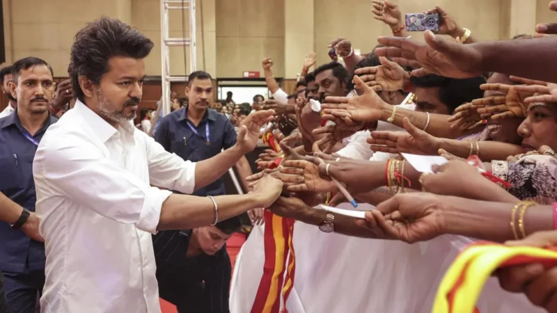“யாருக்கும் அடிமையாக இருக்க விரும்பவில்லை, பதவிக்காக யார் காலிலும் விழ தயாரில்லை” – மீண்டும் மக்களிடமே செல்கிறாரா விஜய்?