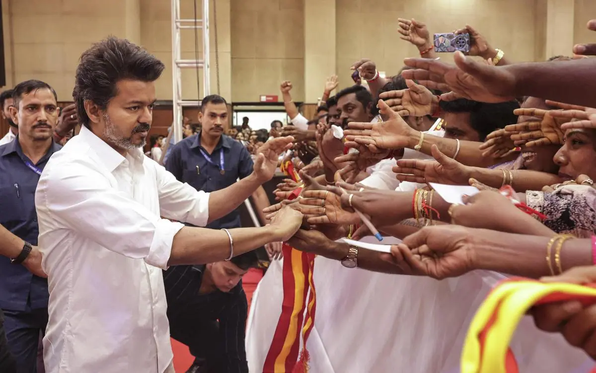 “யாருக்கும் அடிமையாக இருக்க விரும்பவில்லை, பதவிக்காக யார் காலிலும் விழ தயாரில்லை” – மீண்டும் மக்களிடமே செல்கிறாரா விஜய்?