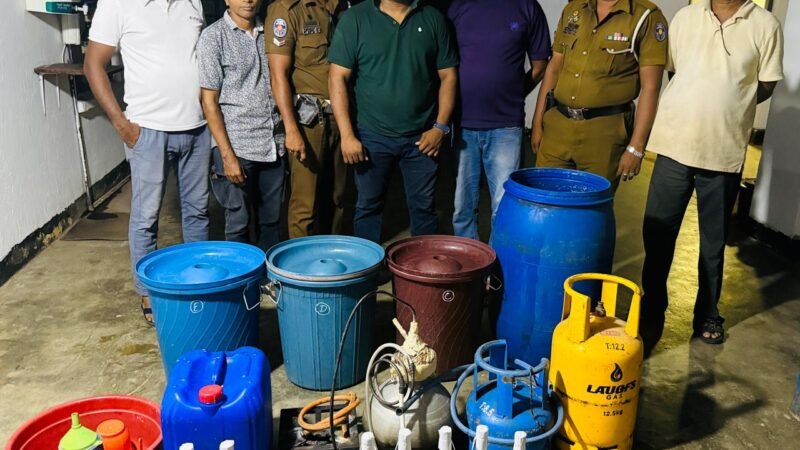வீட்டின் குளியலறையில் சட்டவிரோதமாக மதுபானம் தயாரித்த சந்தேகநபர் கைது!