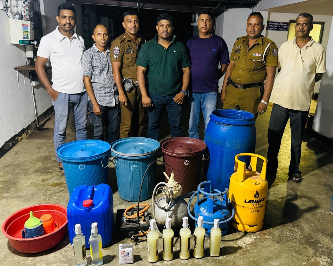 வீட்டின் குளியலறையில் சட்டவிரோதமாக மதுபானம் தயாரித்த சந்தேகநபர் கைது!