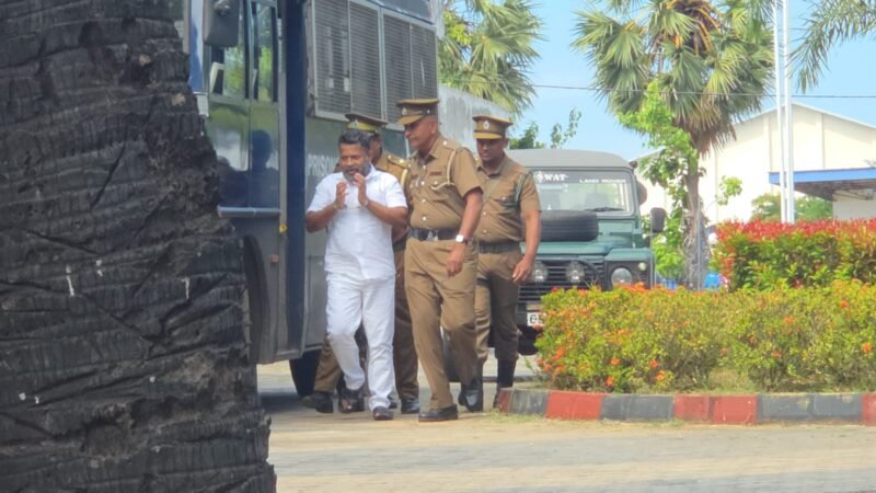 பலத்த பாதுகாப்புடன் நீதிமன்றுக்கு அழைத்து வரப்பட்டார் பிள்ளையான்