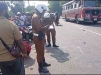 மட்டக்களப்பில் சற்றுமுன் இடம்பெற்ற விபத்தில் ஆசிரியை  உயிரிழப்பு!