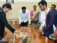 பிரக்ஞானந்தாவுடன் செஸ் விளையாடிய தமிழக முதலமைச்சர் விஜய்!