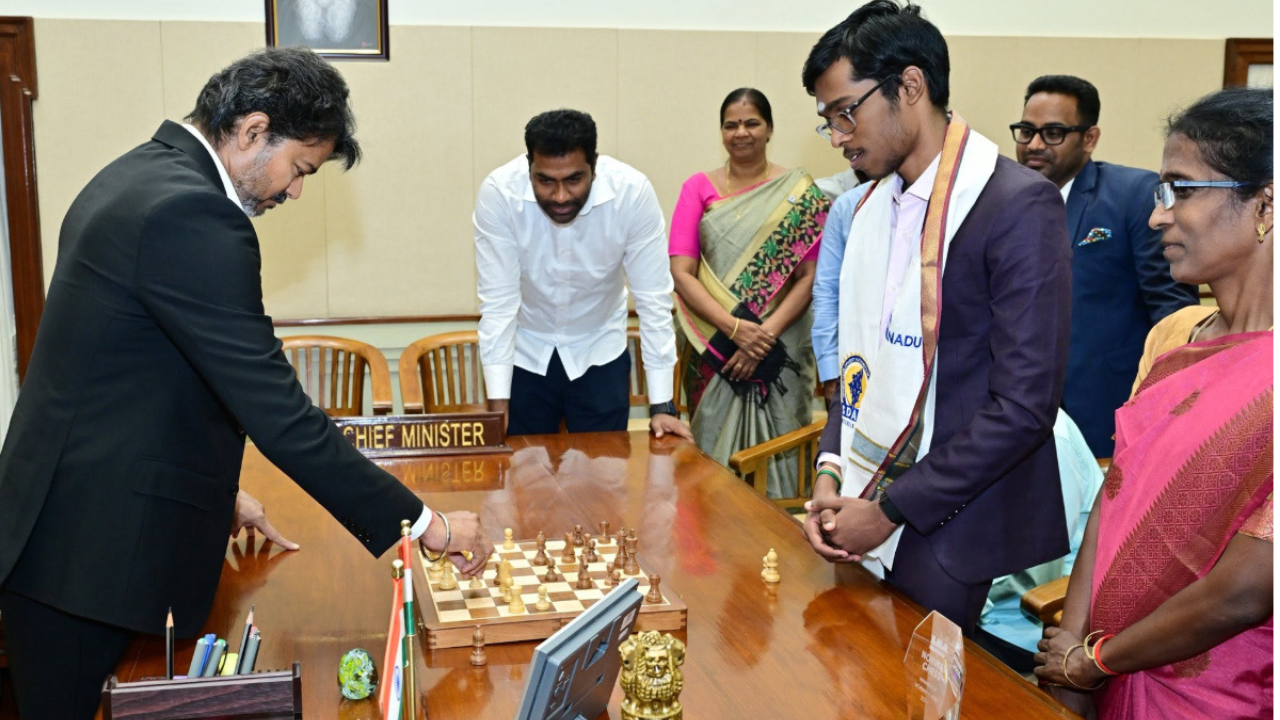 பிரக்ஞானந்தாவுடன் செஸ் விளையாடிய தமிழக முதலமைச்சர் விஜய்!
