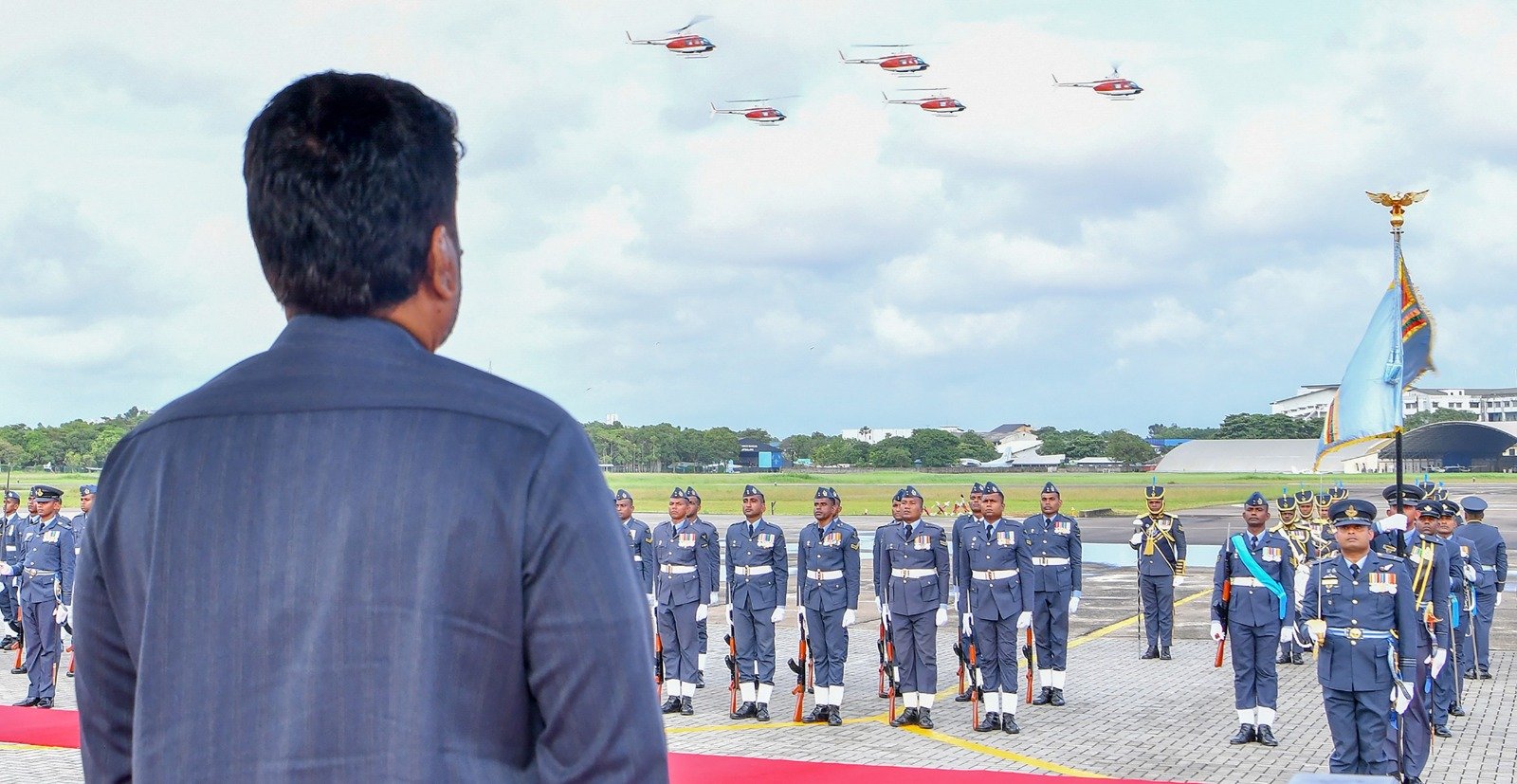 அமெரிக்காவினால் இலங்கை விமானப்படைக்கு வழங்கப்பட்ட 10 ஹெலிகொப்டர்கள் உத்தியோகபூர்வமாக பொறுப்பேற்பு!