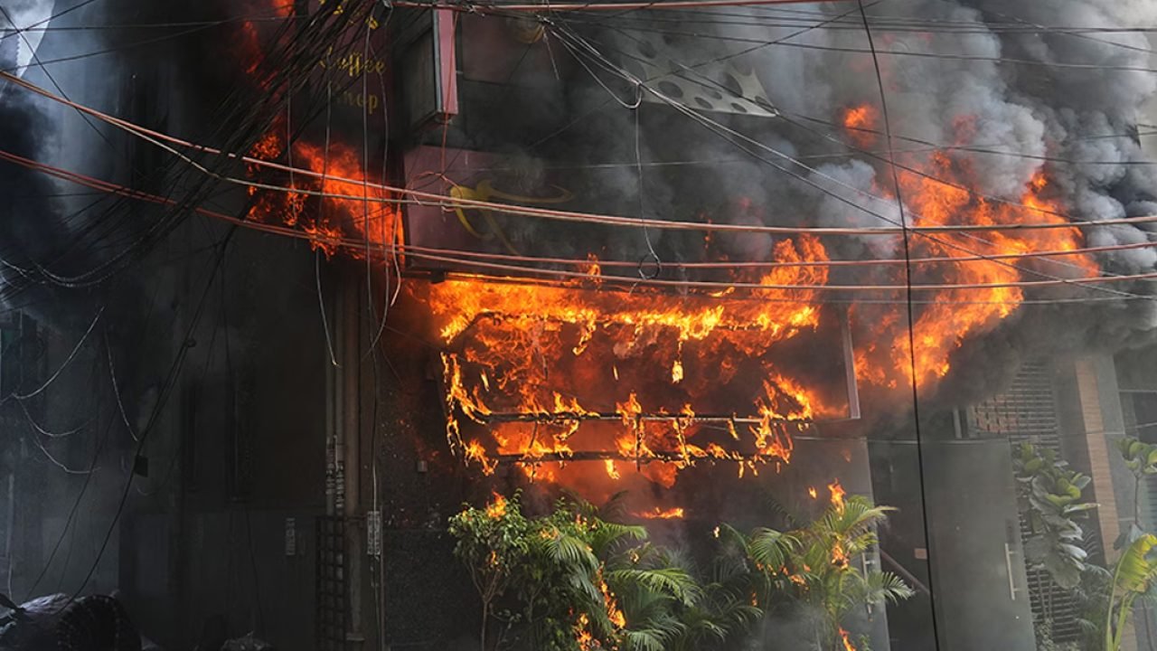 டெல்லியில் உணவு விடுதியில் தீ விபத்து : 21 பேர் உயிரிழப்பு!