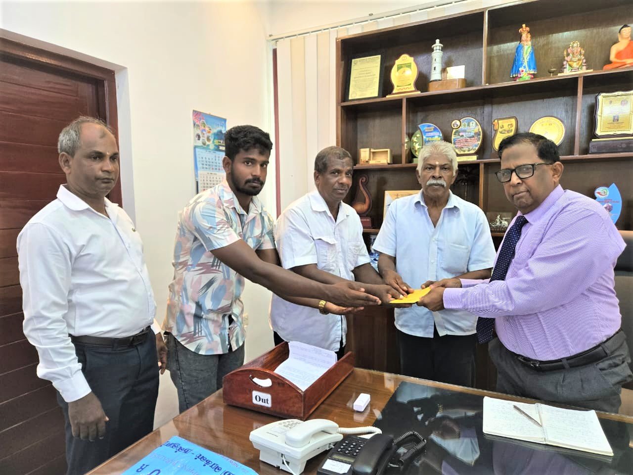 காணிகளை விடுவிக்குமாறு கோரி ஆளுநரை சந்தித்த குழுவினர்