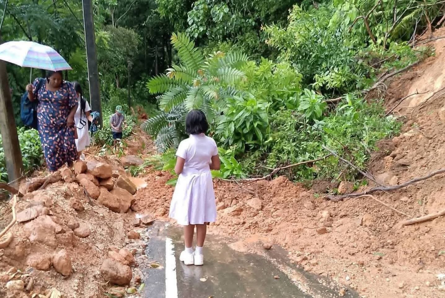 தெஹிகஸ்தென வீதியில் மண் சரிவு : போக்குவரத்து தடை!