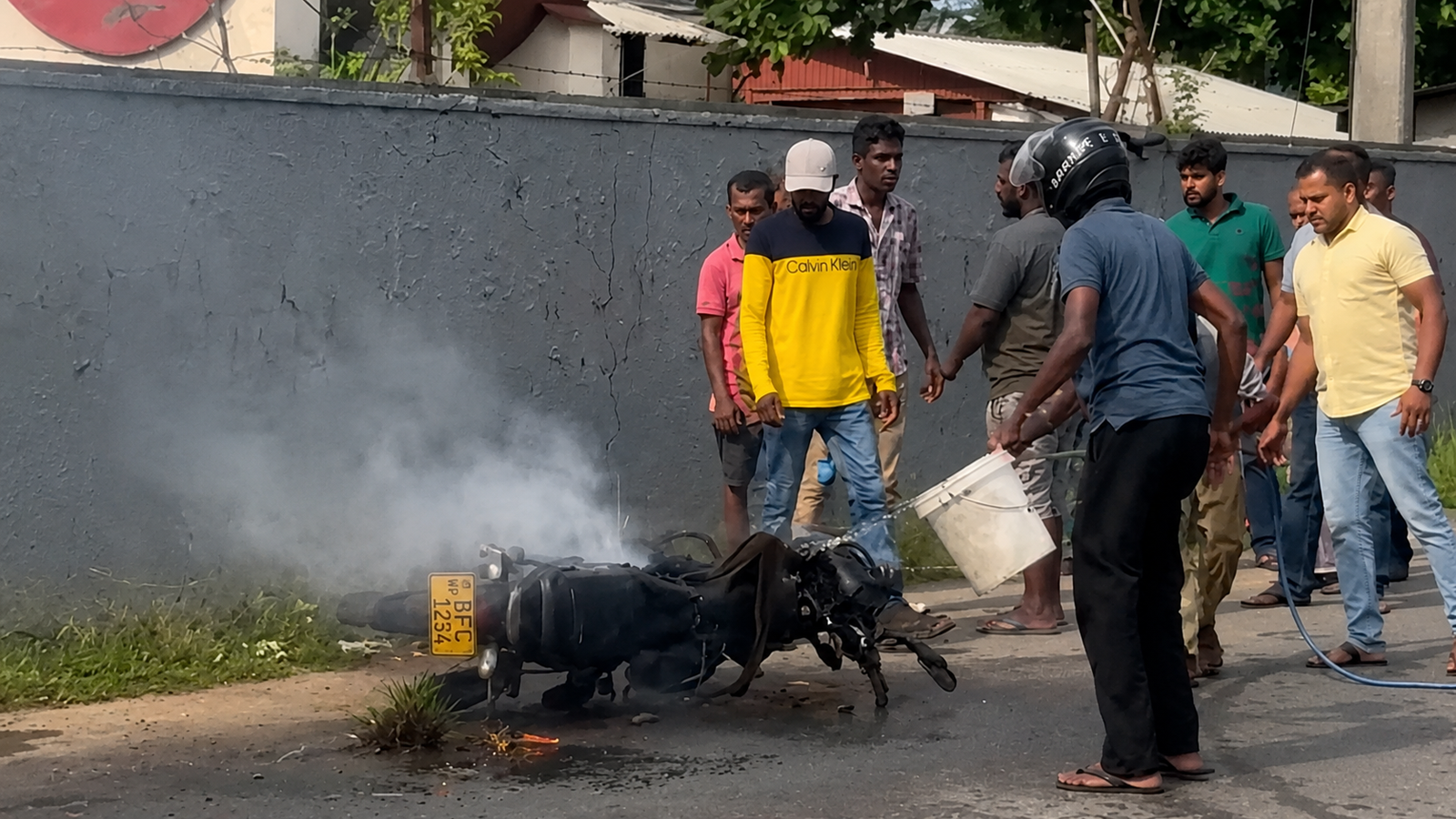 திடீரென தீப்பற்றியெரிந்த மோட்டார் சைக்கிள்: காலியில் சம்பவம்!
