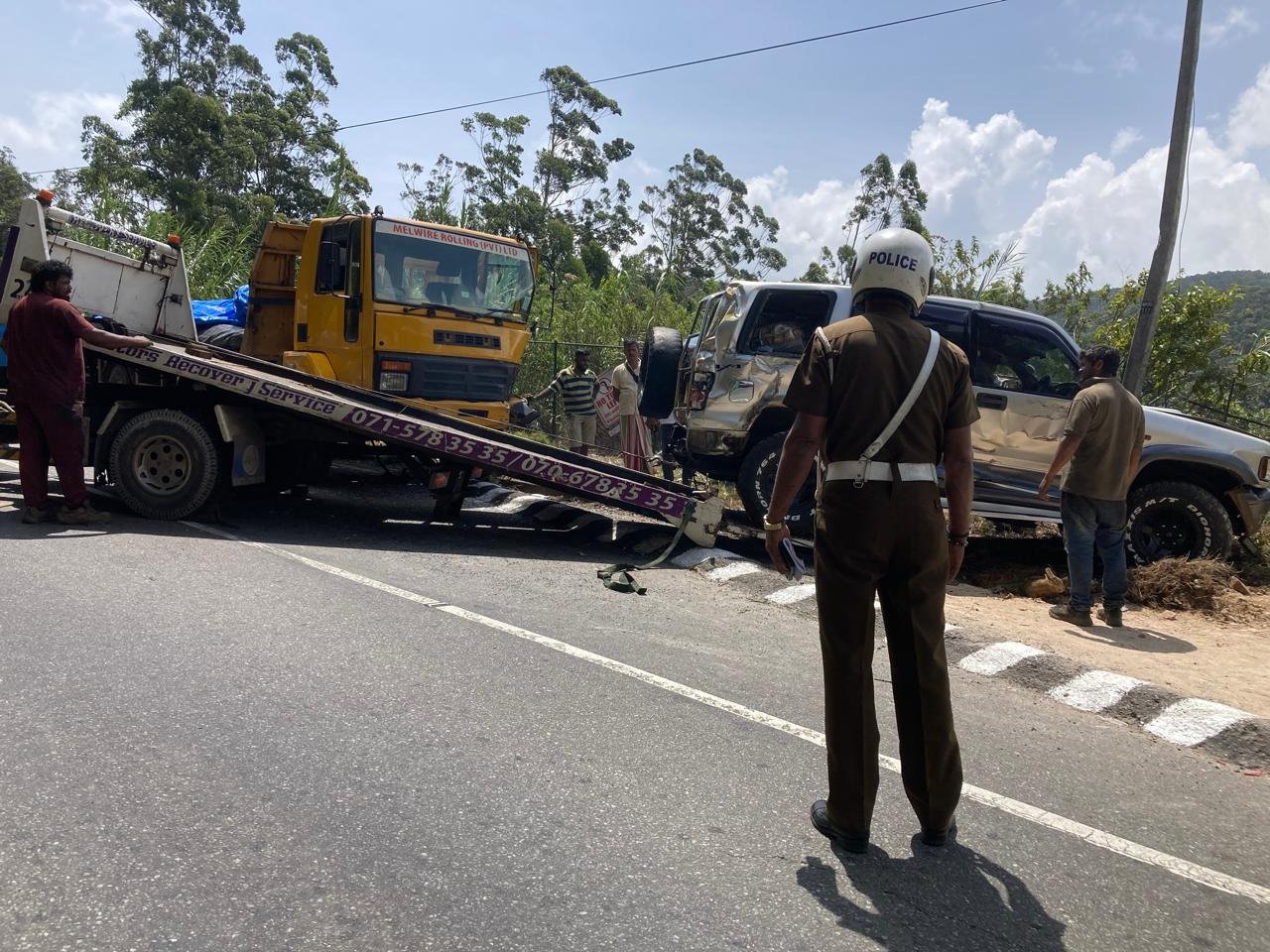 நுவரெலியா-பதுளை பிரதான வீதியில் மூன்று வாகனங்களை மோதிய கனரக வாகனம்