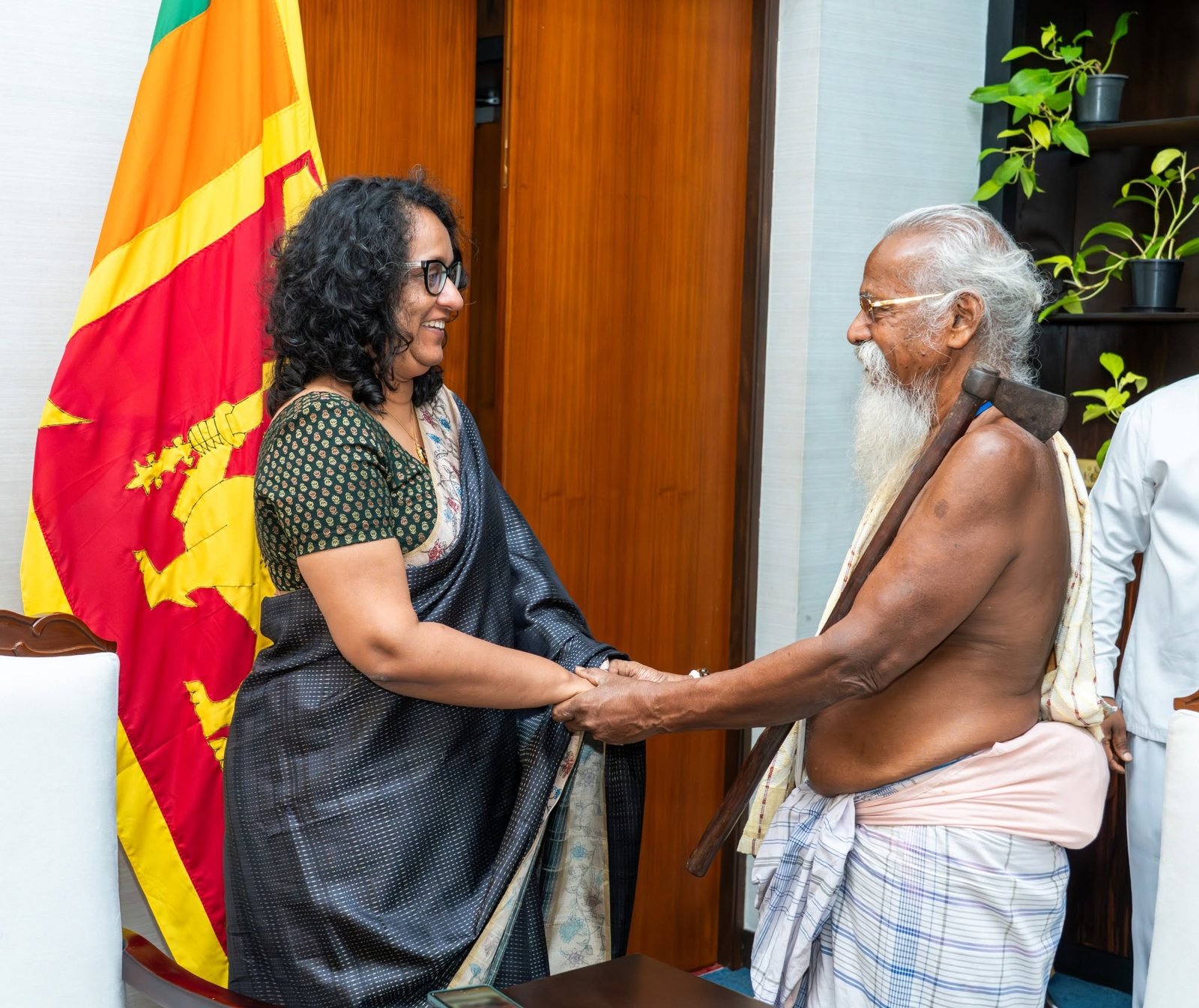 பழங்குடியினரின் தலைவருக்கும் பிரதமருக்கும் இடையில் சந்திப்பு!