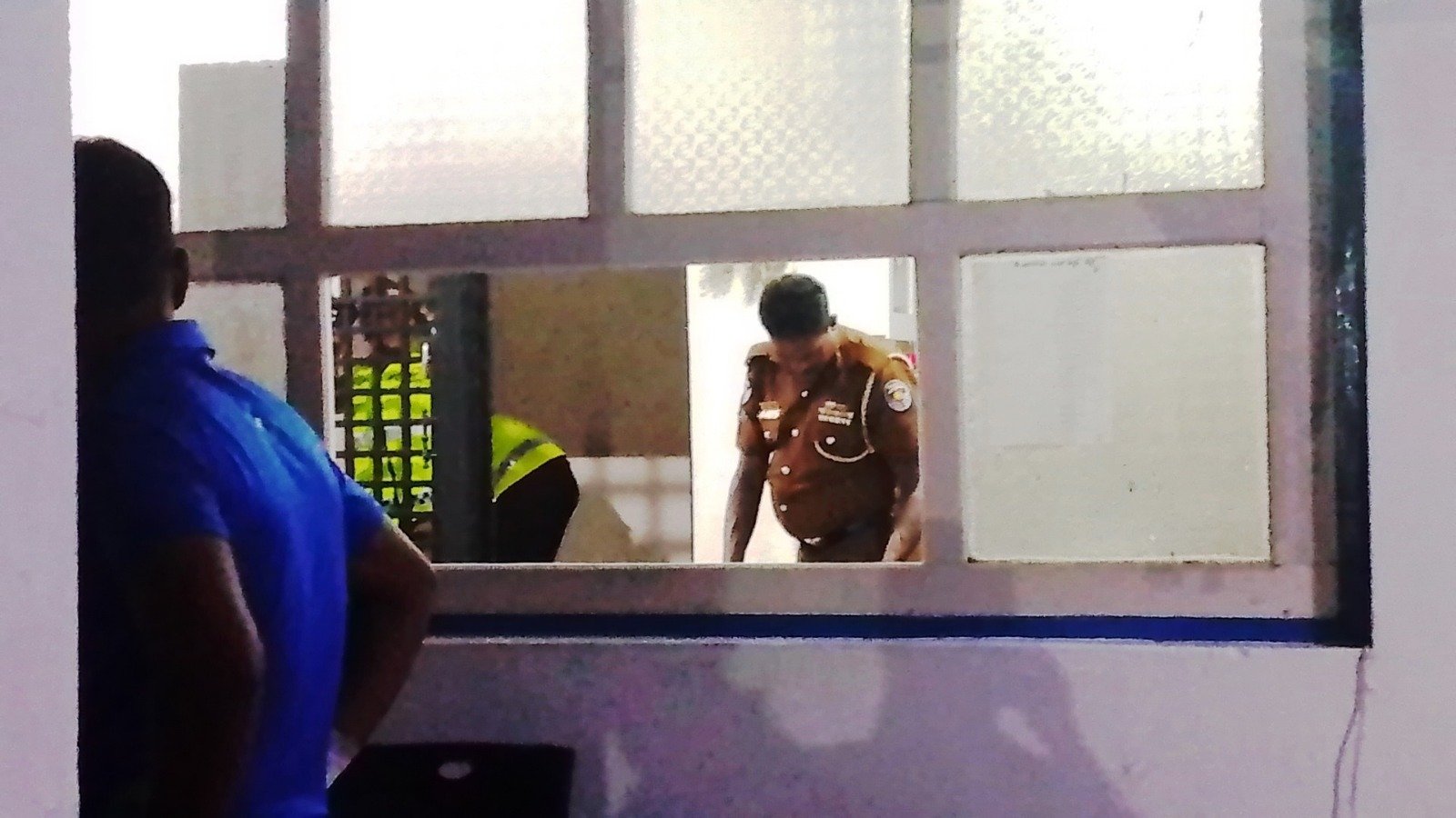 காரைதீவு பொலிஸாரினால் கைது செய்யப்பட்டவர் சிறைக்கூடத்திற்குள் இருந்து சடலமாக மீட்பு!