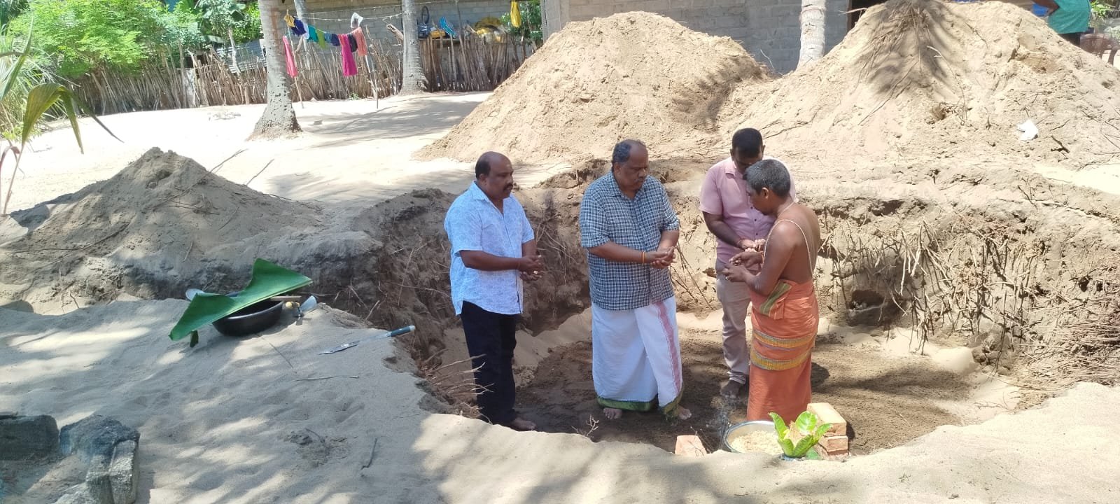 குடிநீர் இன்றி கஸ்டப்பட்ட மக்களுக்கு 30 குடிநீர் கிணறுகளை அமைத்து கொடுக்கும் சமூக சேவையாளர்!