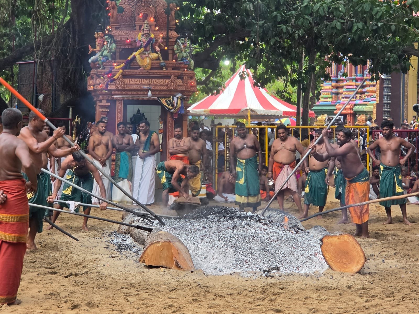மட்டக்களப்பு புன்னைச்சோலை பத்திரகாளி அம்மன் ஆலய தீமிதிப்பு