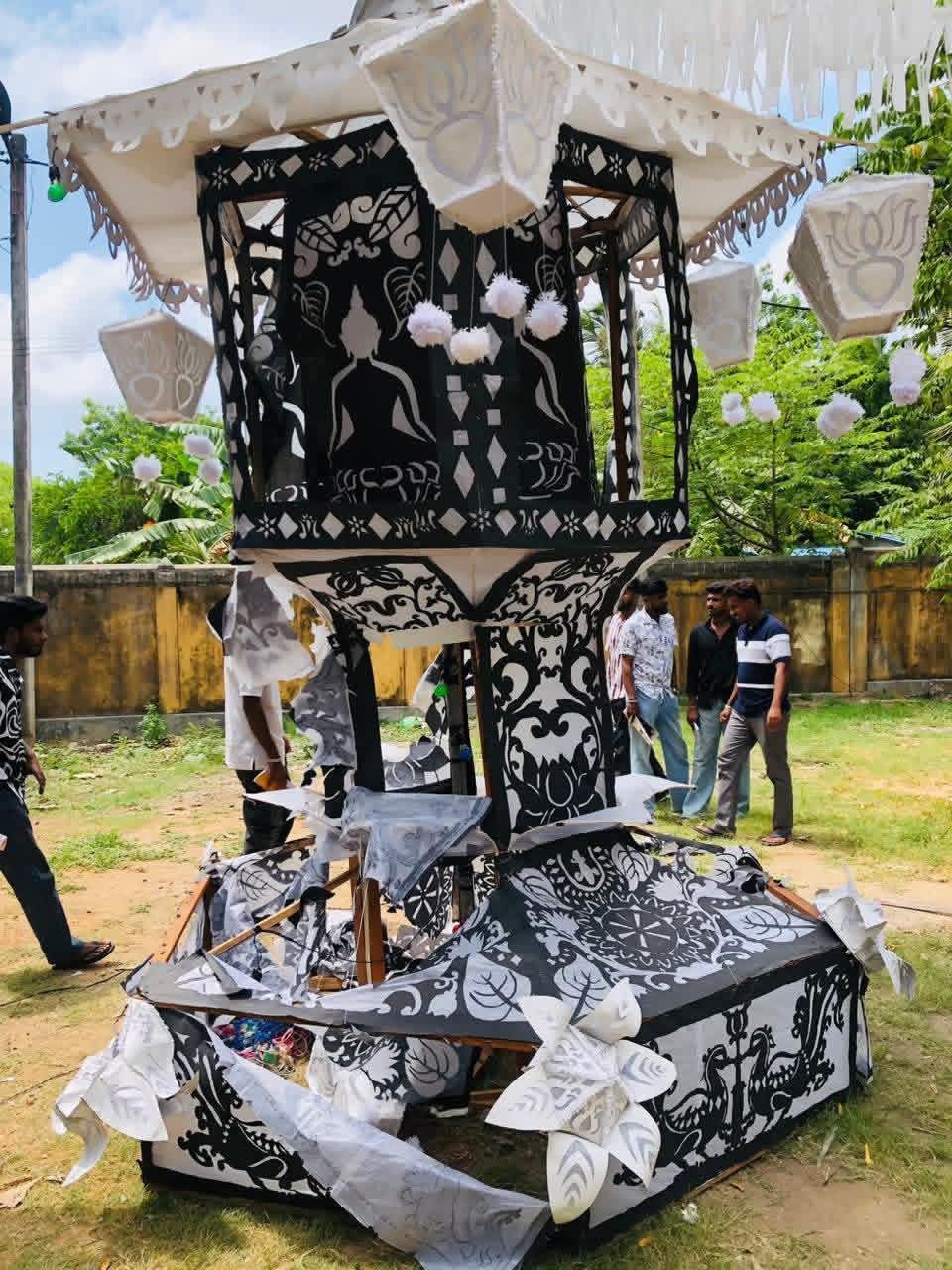 மதிலேறி பாய்ந்து வந்தவர்களே வெசாக் கூட்டினை சேதப்படுத்தினர்!