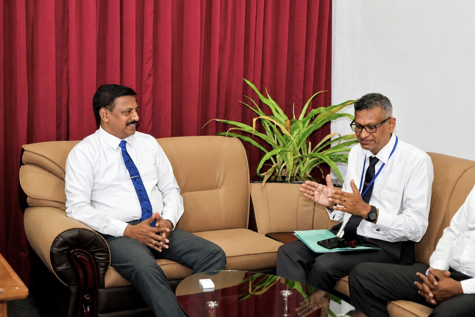 யாழ்.அரசாங்க அதிபருடன் உள்நாட்டு இறைவரித் திணைக்கள யாழ்.பிராந்திய ஆணையாளர் சந்திப்பு