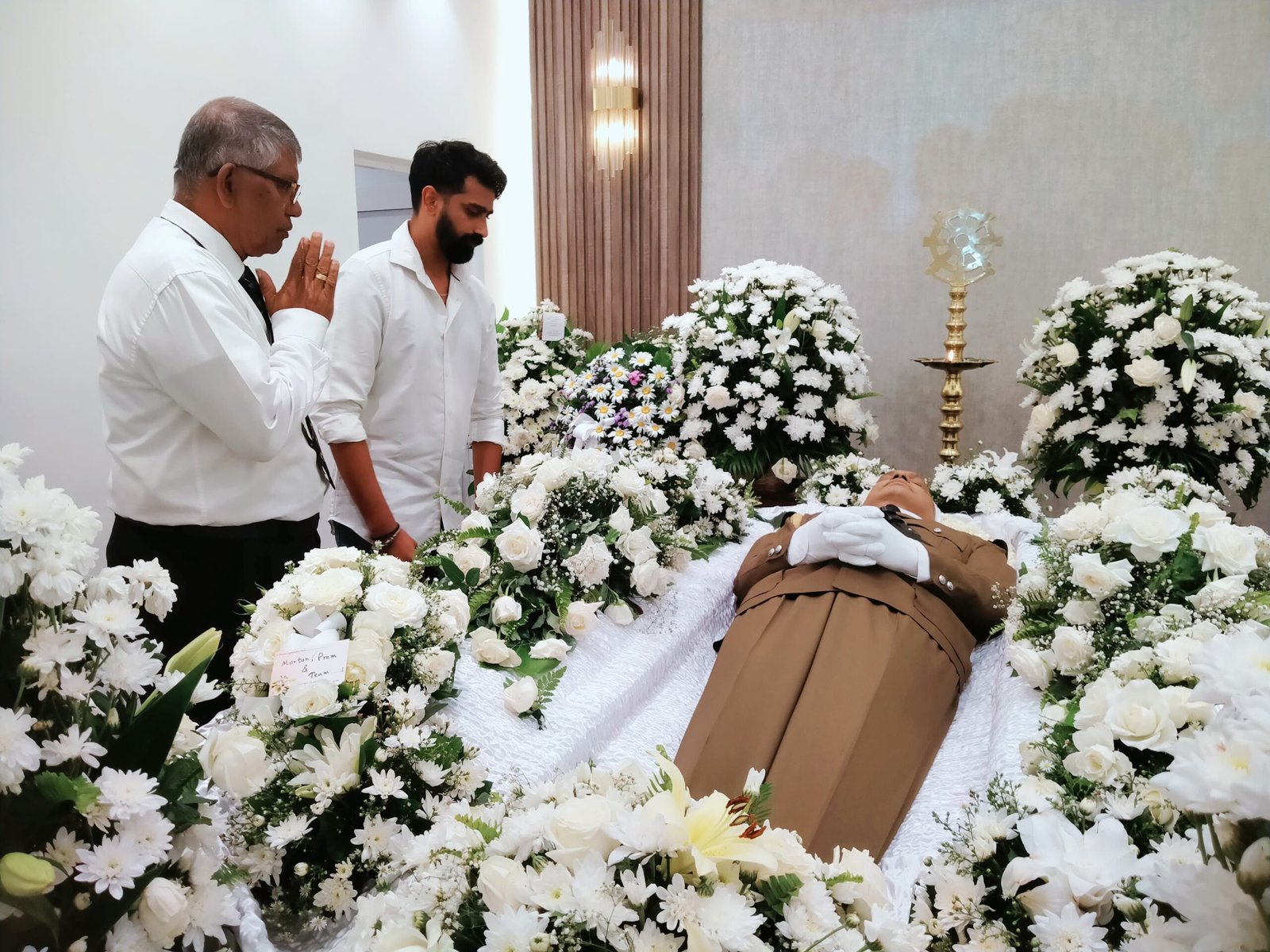 முன்னாள் பொலிஸ்மா அதிபர் சி.டி.விக்ரமரத்னவின் பூதவுடலுக்கு ஜீவன் தொண்டமான் அஞ்சலி