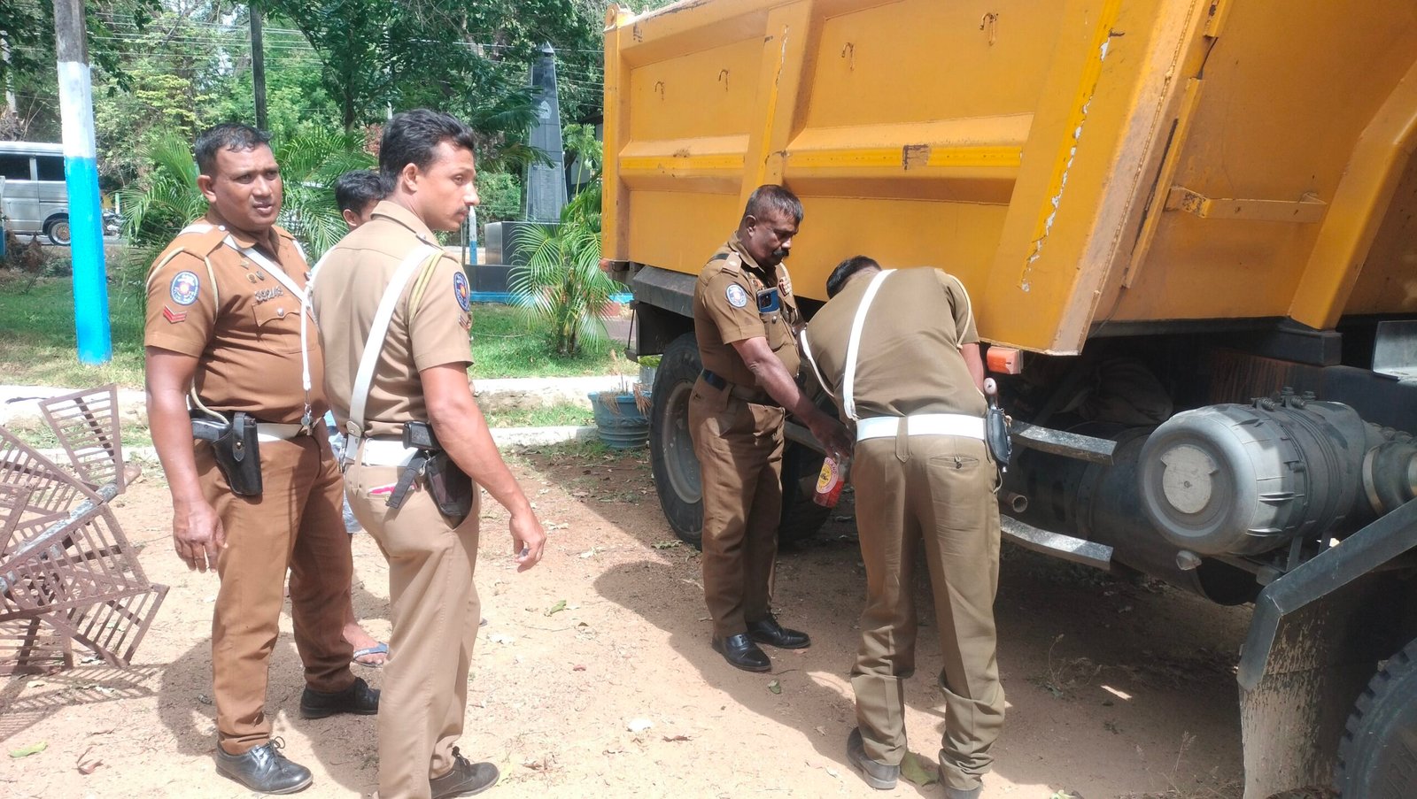 மண்ணென்ணையில் ஓடிய இரண்டு டிப்பர் வாகனங்களின் சாரதிகள் கைது