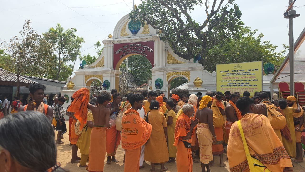 அடர்ந்த கானகத்தைக் கடந்து கதிர்காமத்தை அடைந்த பாதயாத்திரை பக்தர்கள் குழு