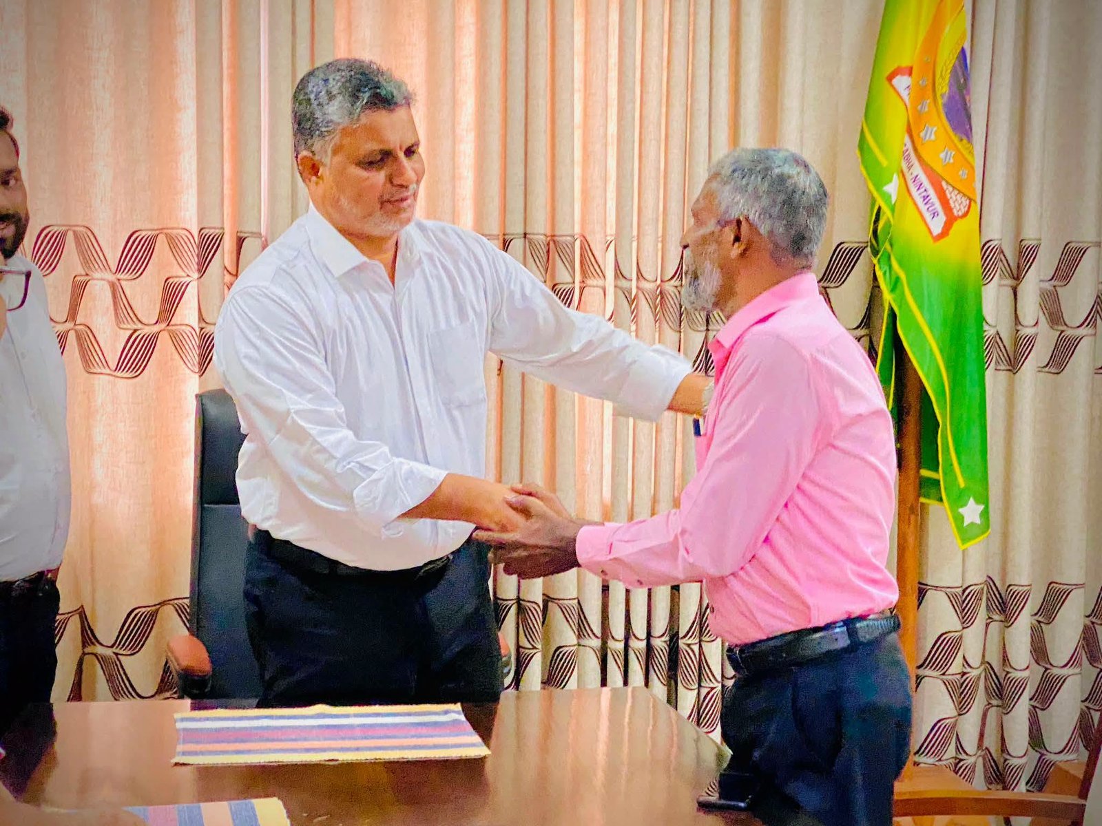 நிந்தவூர் பிரதேச சபையின் புதிய செயலாளர் கடமைகளைப் பொறுப்பேற்றார்