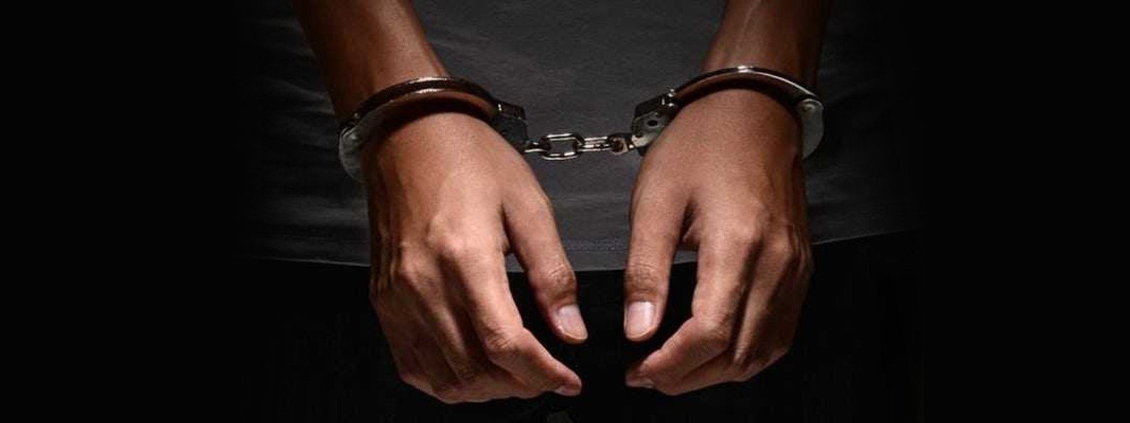 உள்நாட்டில் தயாரிக்கப்பட்ட 4 துப்பாக்கிகளுடன் இளைஞர் கைது