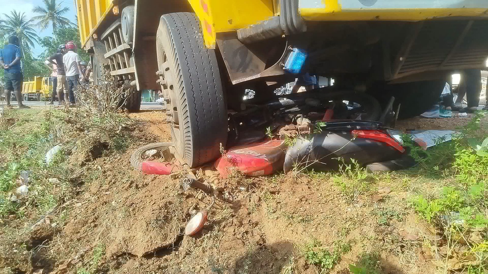 இளைஞனின் கையை துண்டாக்கிய விபத்து
