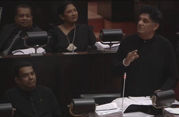 கறுப்பு நிற ஆடையில் நாடாளுமன்றம் வந்த ஐக்கிய மக்கள் சக்தியினர்