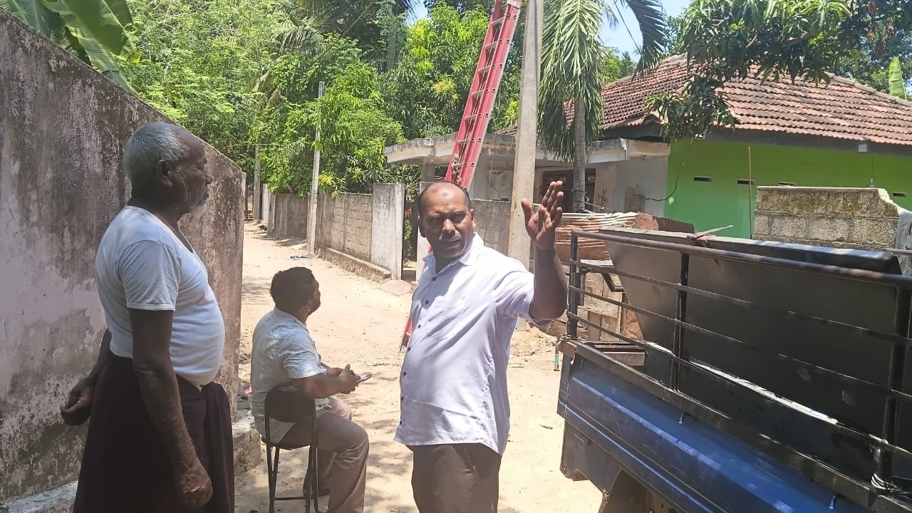சம்மாந்துறை பிரதேச சபைக்குட்பட்ட பகுதிகளில் தெருமின்விளக்குகள் பொருத்தும் பணி