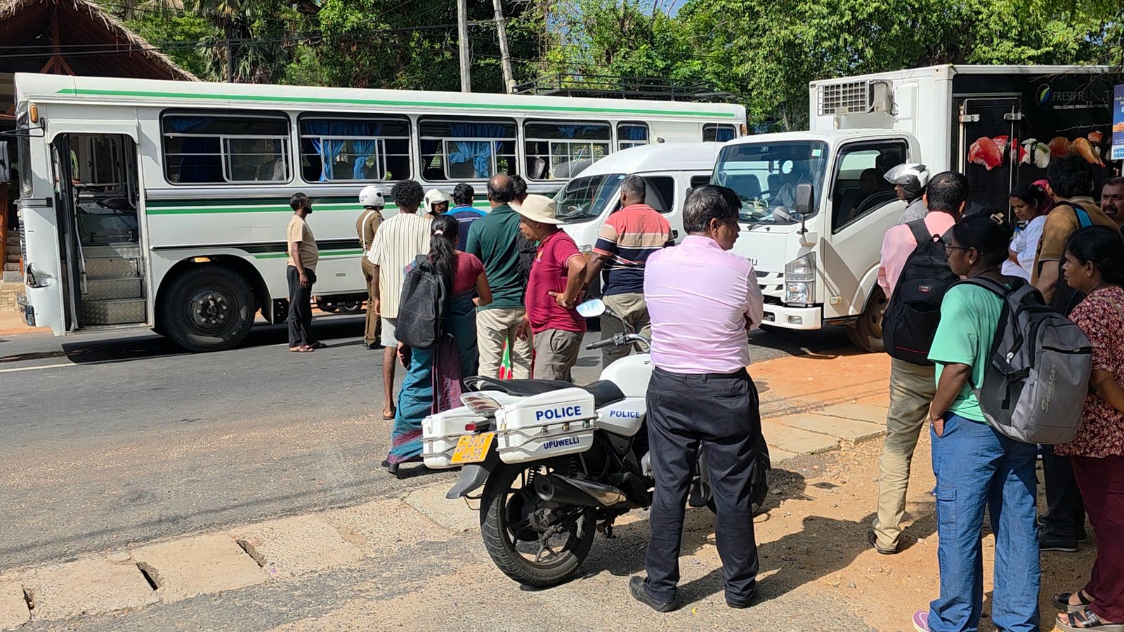 3 வாகனங்கள் ஒன்றோடு ஒன்று மோதி விபத்து