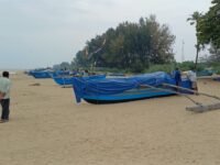 மட்டக்களப்பில் சீரற்ற காலநிலையால் வெறிச்சோடி கிடக்கும் கடற்கரை பகுதிகள்