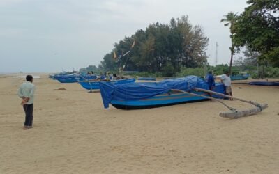 மட்டக்களப்பில் சீரற்ற காலநிலையால் வெறிச்சோடி கிடக்கும் கடற்கரை பகுதிகள்