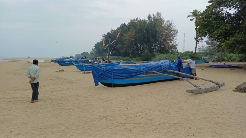 மட்டக்களப்பில் சீரற்ற காலநிலையால் வெறிச்சோடி கிடக்கும் கடற்கரை பகுதிகள்