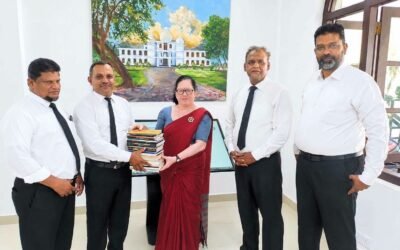மட்டக்களப்பு நீதிமன்ற வழக்குக்கு சென்ற சட்டத்தரணிகளினால் பொதுநூலகத்துக்கு நூல்கள் அன்பளிப்பு