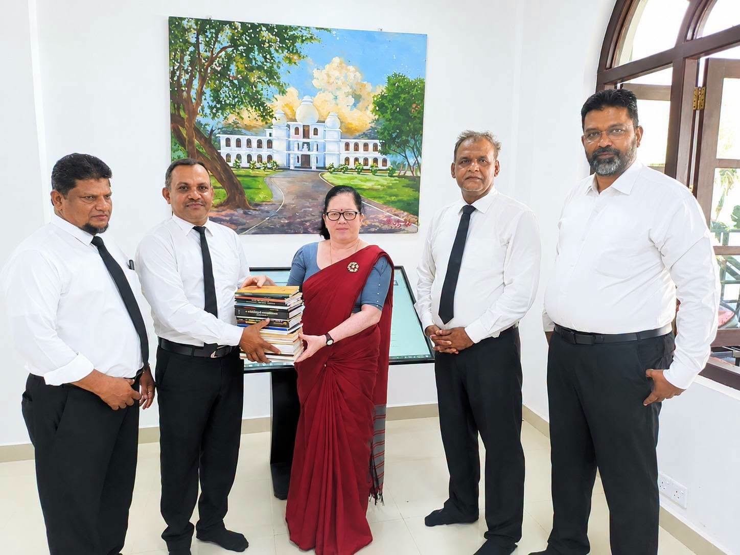 மட்டக்களப்பு நீதிமன்ற வழக்குக்கு சென்ற சட்டத்தரணிகளினால் பொதுநூலகத்துக்கு நூல்கள் அன்பளிப்பு