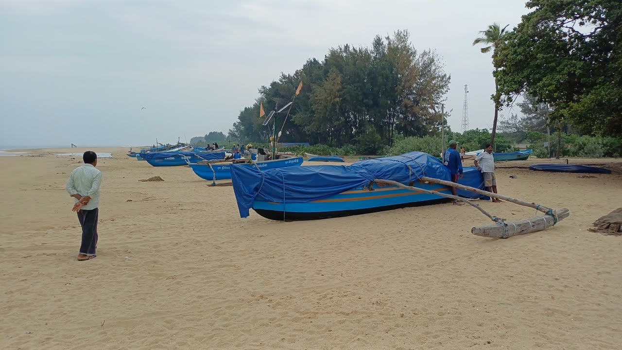 மட்டக்களப்பில் சீரற்ற காலநிலையால் வெறிச்சோடி கிடக்கும் கடற்கரை பகுதிகள்