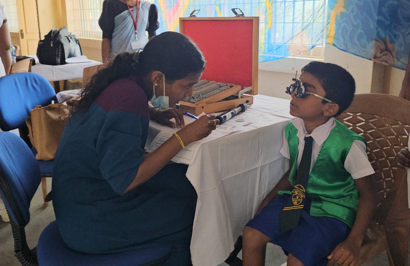 பாடசாலை மாணவர்களுக்கு கண் பரிசோதனை