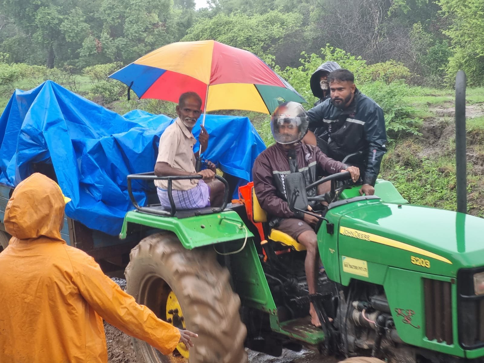 மன்னாரில் சீரற்ற காலநிலை காரணமாக 351 குடும்பங்களைச் சேர்ந்த 870 நபர்கள் பாதிப்பு