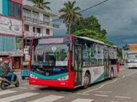 மெட்ரோ பேருந்து மீது திட்டமிட்டு மோதிய குற்றச்சாட்டு : 44 வயது சாரதி கைது