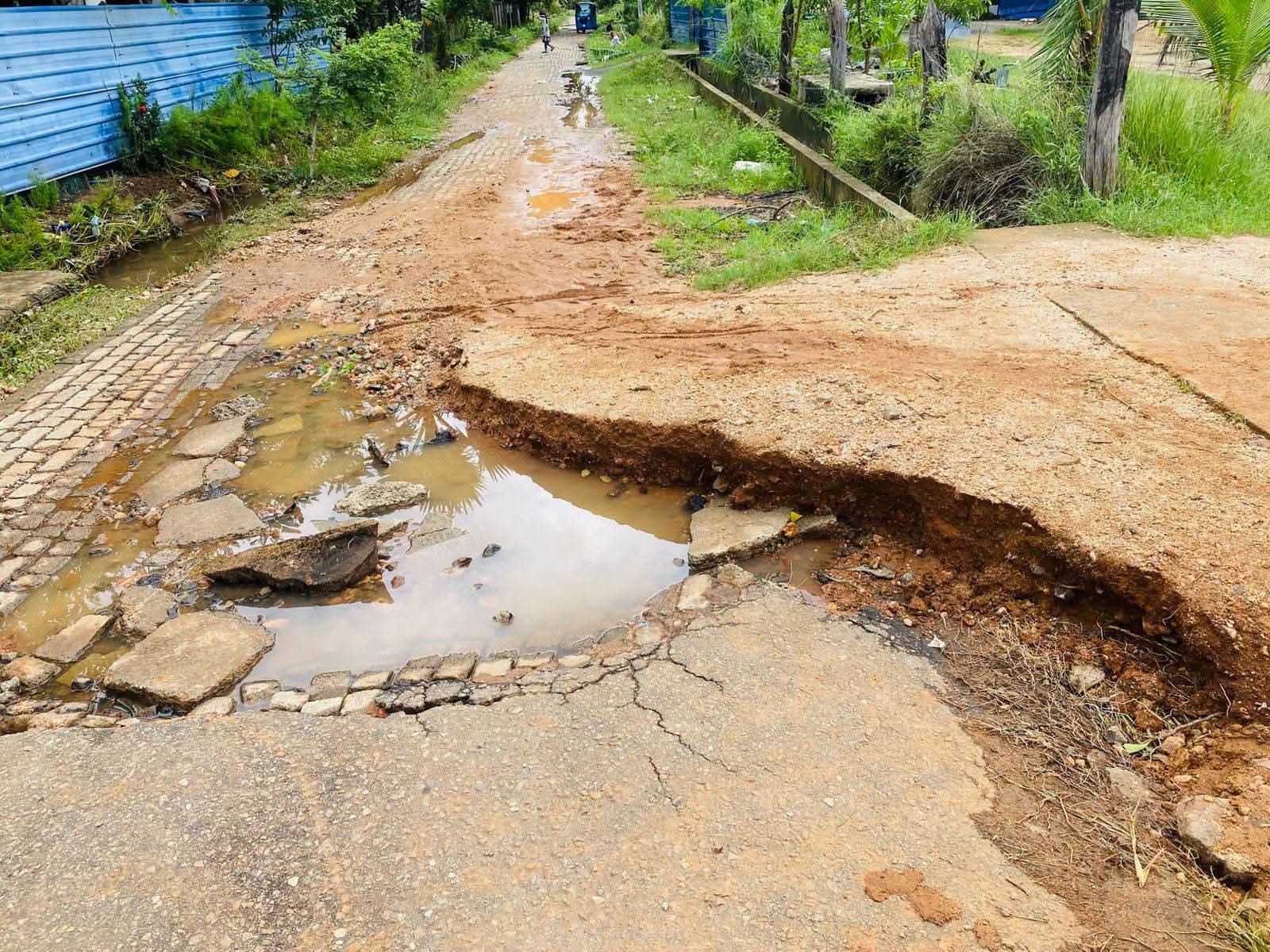 முள்ளிப்பொத்தானை – கண்டி பிரதான வீதியில் வடிகான்களை அமைத்துத் தருமாறு கோரிக்கை