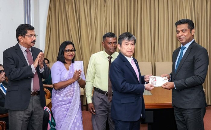 “துணிச்சலான தோல்வியாளர்” எனப் போற்றப்படும் ஒலிம்பிக் வீரர் ரணதுங்க கருணானந்தவுக்கு நினைவு முத்திரை வெளியீடு