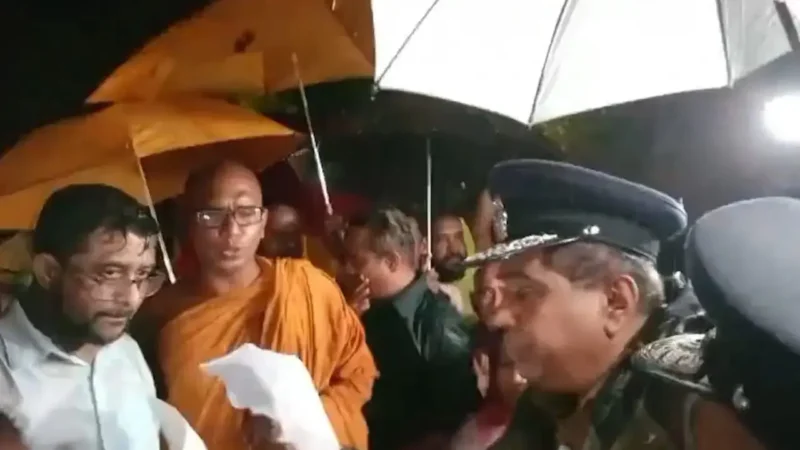 பௌத்த பிக்குமார் சத்தியாகிரகத்தில் ஈடுபட்டுள்ள பகுதியில் அமையின்மை