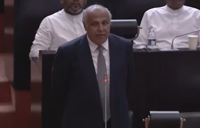 உங்களுக்கு வெட்கமாக இல்லையா? – ஈரானிய கப்பல்கள் தொடர்பில் அரசிடம் ஹக்கீம் கேள்வி!
