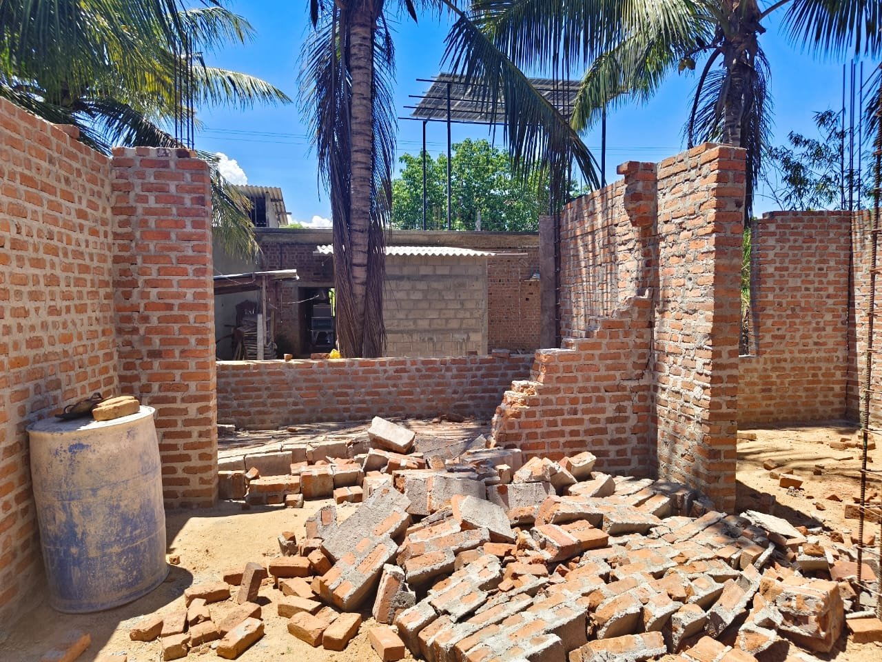 சுவர் இடிந்து விழுந்து 2 பிள்ளைகளின் தந்தை உயிரிழப்பு