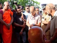 விஹாரமகாதேவி பூங்காவில் பிக்குகள் மற்றும் மாநகரசபை அதிகாரிகளுக்கிடையே பதற்றம்