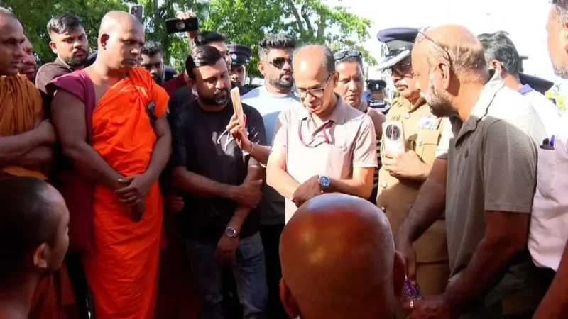 விஹாரமகாதேவி பூங்காவில் பிக்குகள் மற்றும் மாநகரசபை அதிகாரிகளுக்கிடையே பதற்றம்