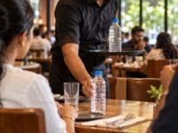 குடிநீர் போத்தலை அதிக விலைக்கு விற்ற உணவகத்திற்கு 10 லட்சம் அபராதம்