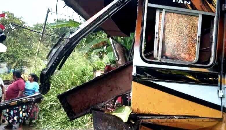 காலி விபத்தில் 10 பாடசாலை சிறுவர்கள் படுகாயம்